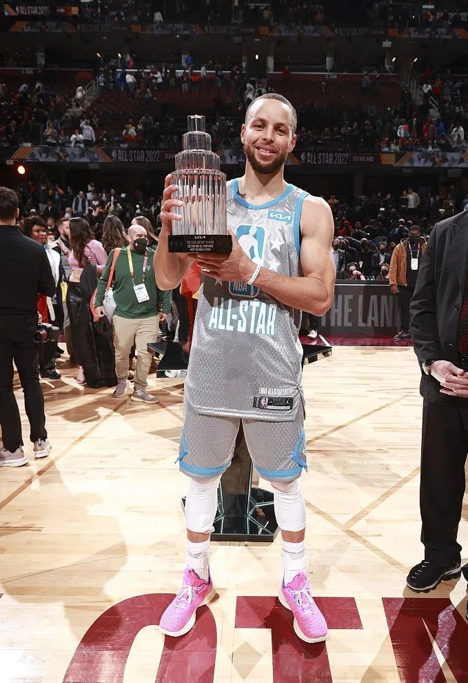 莱奥罚点前铃木彩艳对他说踢右边，最终莱奥踢向右边并且罚进（点球前铃木彩艳示意踢右，莱奥随即射右命中）