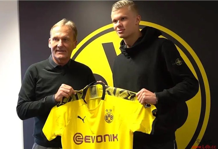 记者：弗里克已向巴萨提夏窗要求，他想要左脚中卫+边锋+9号（记者称弗里克已向巴萨提出夏窗引援清单：希望补强左脚中卫、边锋和9号位）