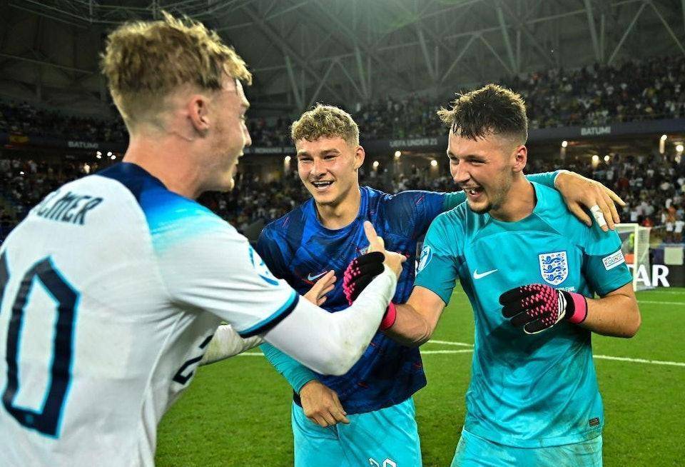 贡献两双表现！埃迪关键时刻盖帽＆进攻篮板帮助灰熊拿下比赛（埃迪砍下两双，关键大帽+前场篮板助灰熊取胜）