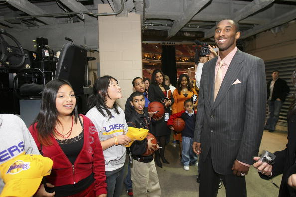 太阳报：卡里乌斯妻子大秀傲人身材，拍摄过程中被电梯门夹（太阳报：卡里乌斯妻子拍摄大片途中意外被电梯门夹住）