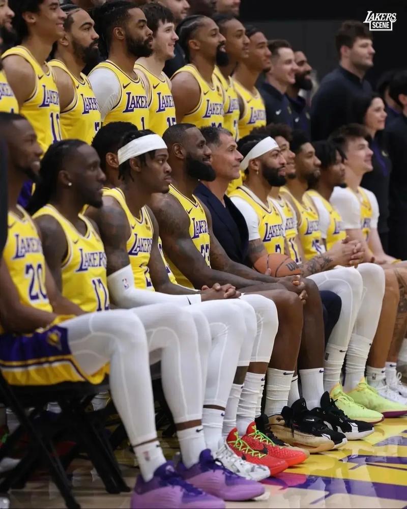 埃梅里告别阿尔巴：当初你被不情愿地改造成边后卫，要给你个拥抱（埃梅里送别阿尔巴：当年被迫改打边后卫，如今以拥抱致意）