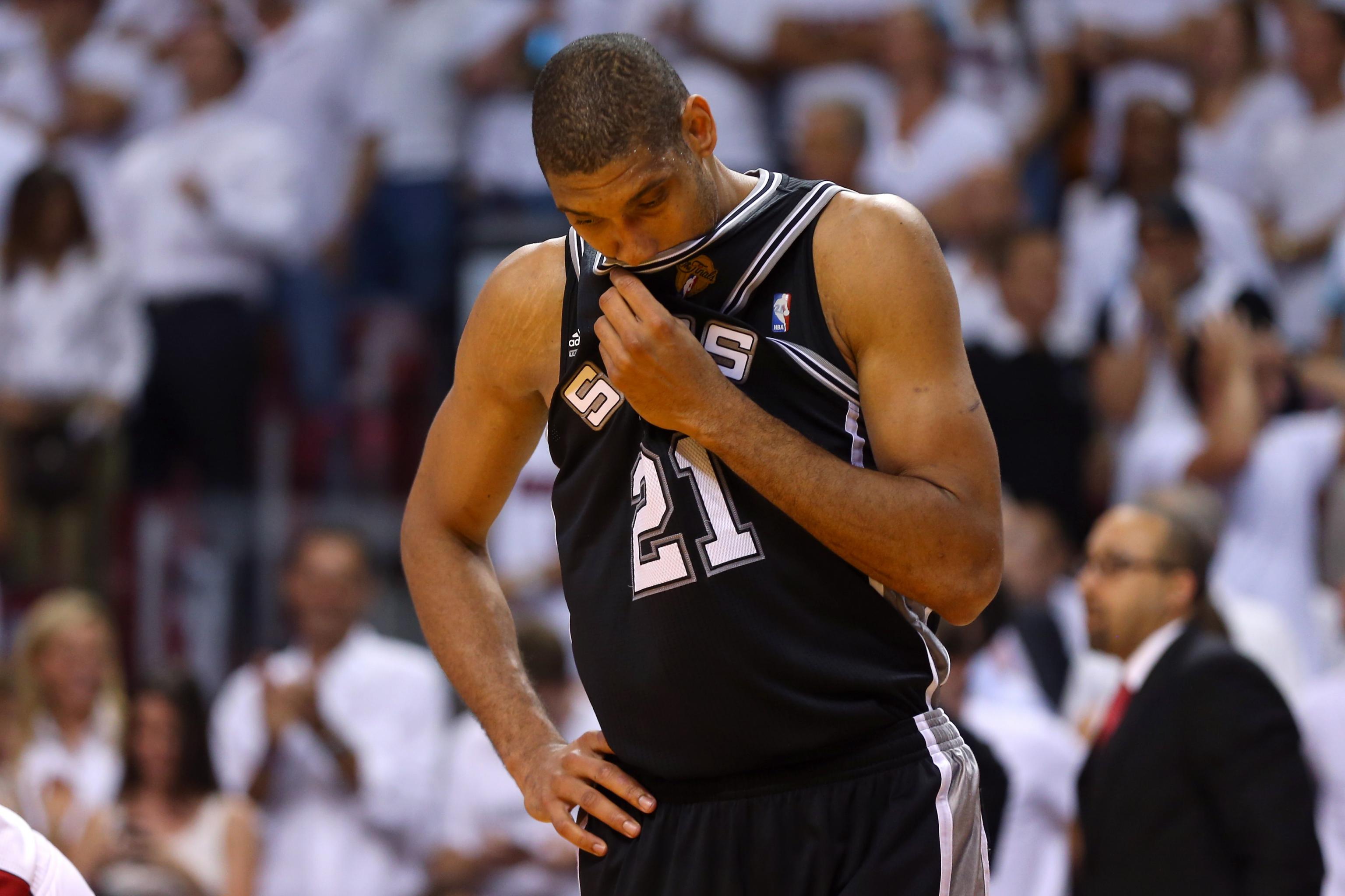 前一刻还在与民众招手，妻子抱着他大哭不止（刚才还对民众挥手致意，妻子此刻抱着他泣不成声）