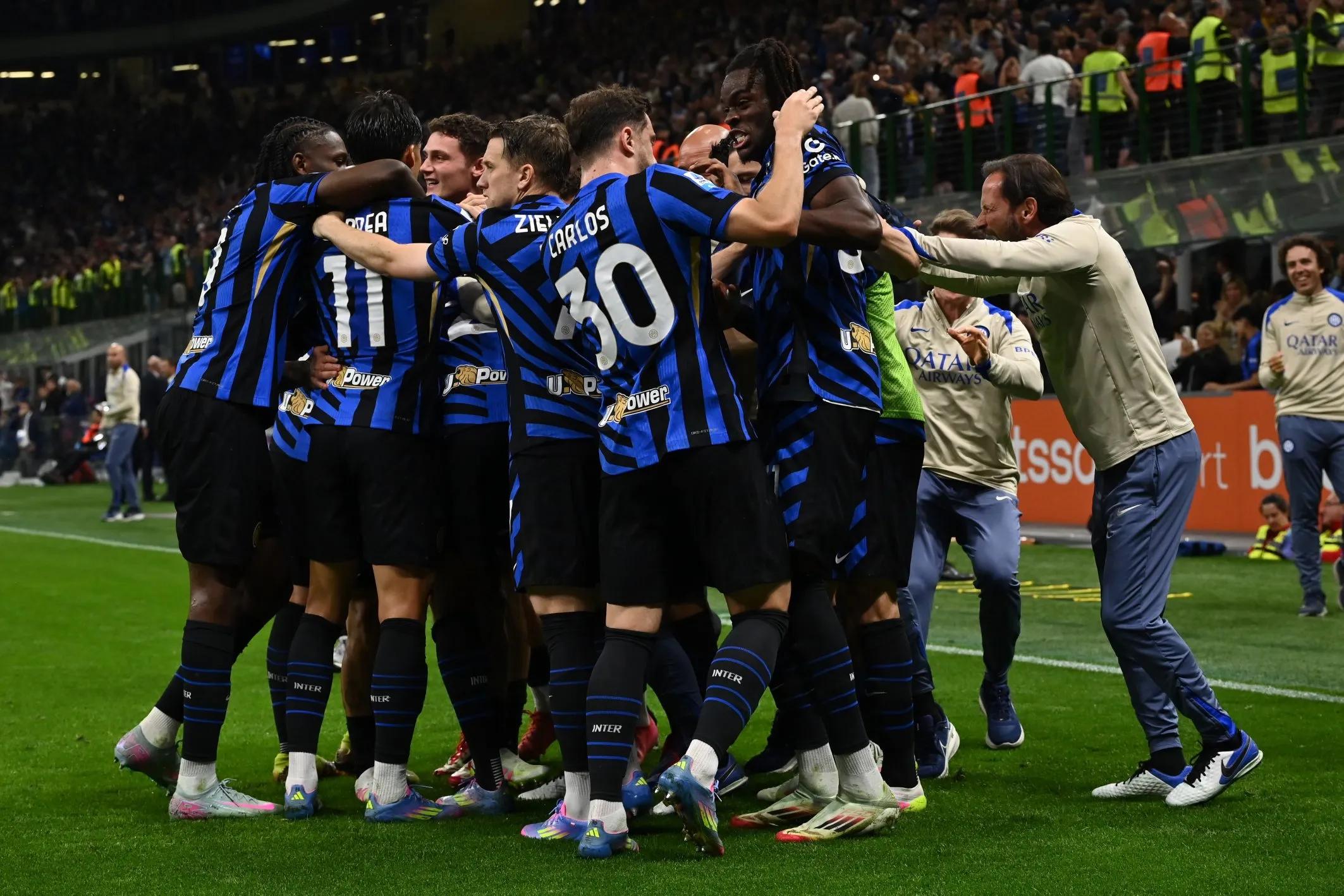 4000万欧潜力！曼联盯上18岁希腊中场，多豪门竞争转会成焦点？（估值4000万欧！曼联锁定18岁希腊中场，豪门混战成转会焦点？）